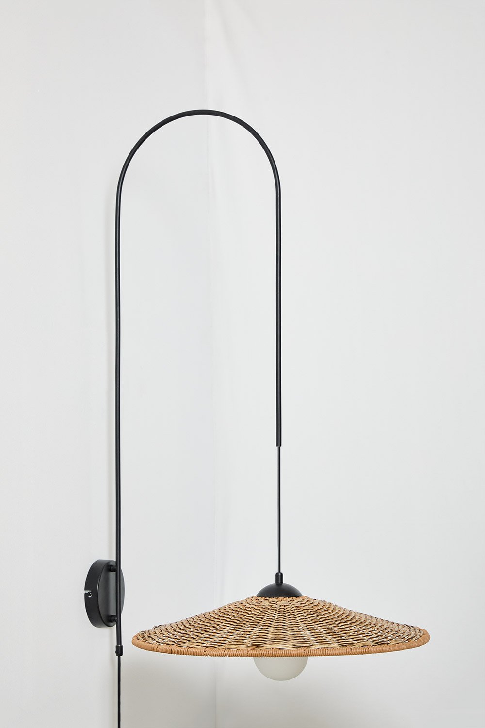 Lampa ścienna Sopant z żelaza i syntetycznego rattanu, obrazek w galerii 3