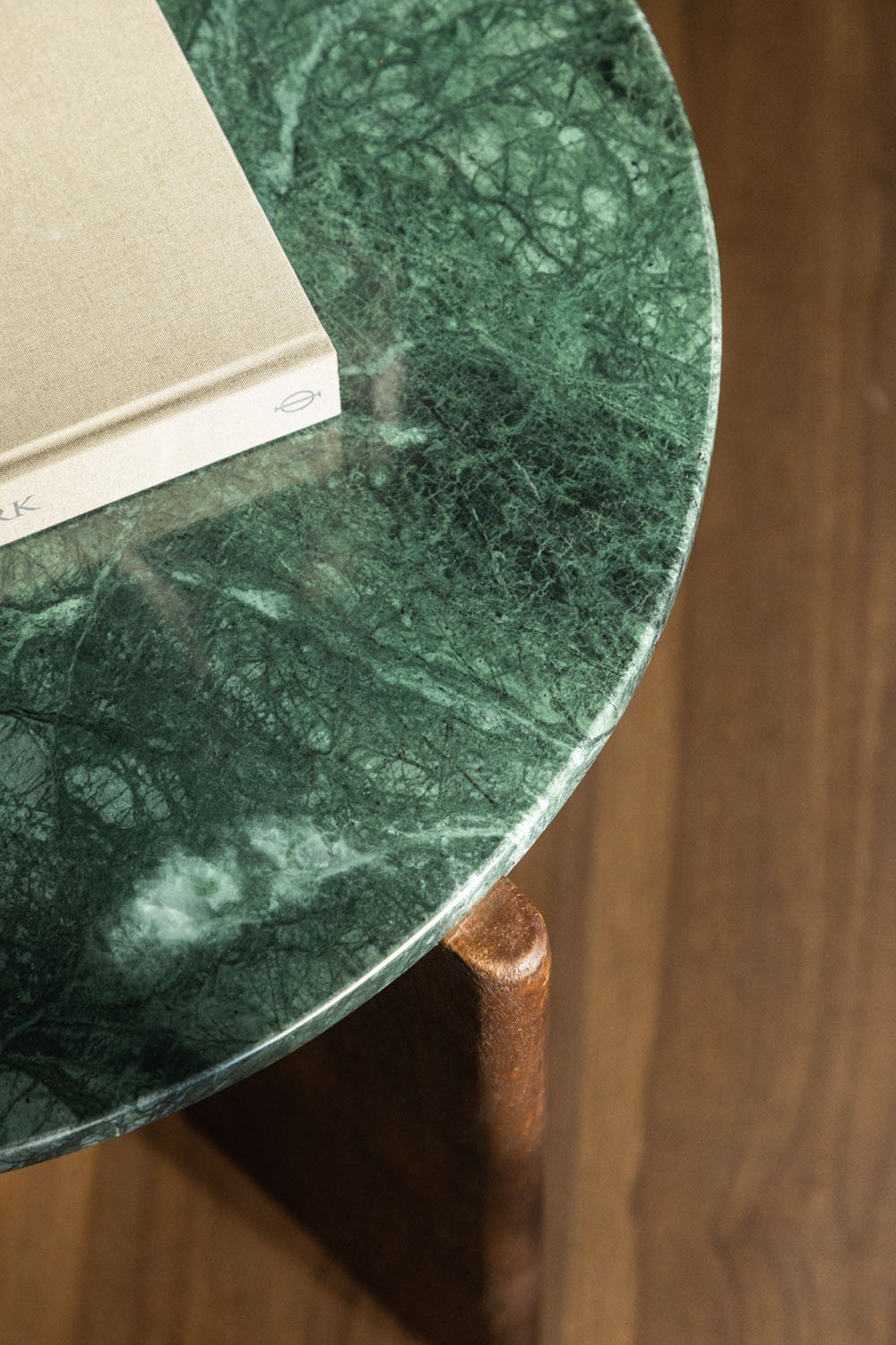 Okrągły stolik kawowy z naturalnego kamienia i drewna mango Lavinia, obrazek w galerii 2