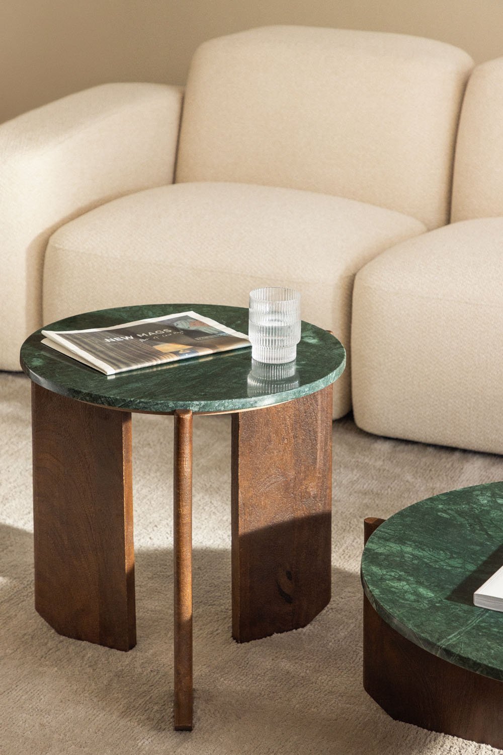 Okrągły stolik kawowy z naturalnego kamienia i drewna mango Lavinia, obrazek w galerii 1