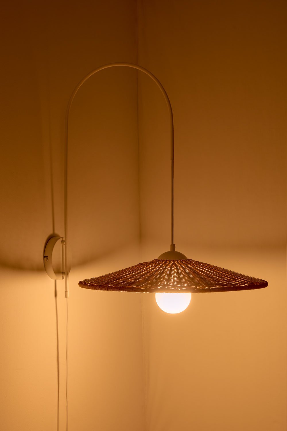 Lampa ścienna na zewnątrz z żelaza i syntetycznego rattanu Sopant, obrazek w galerii 2