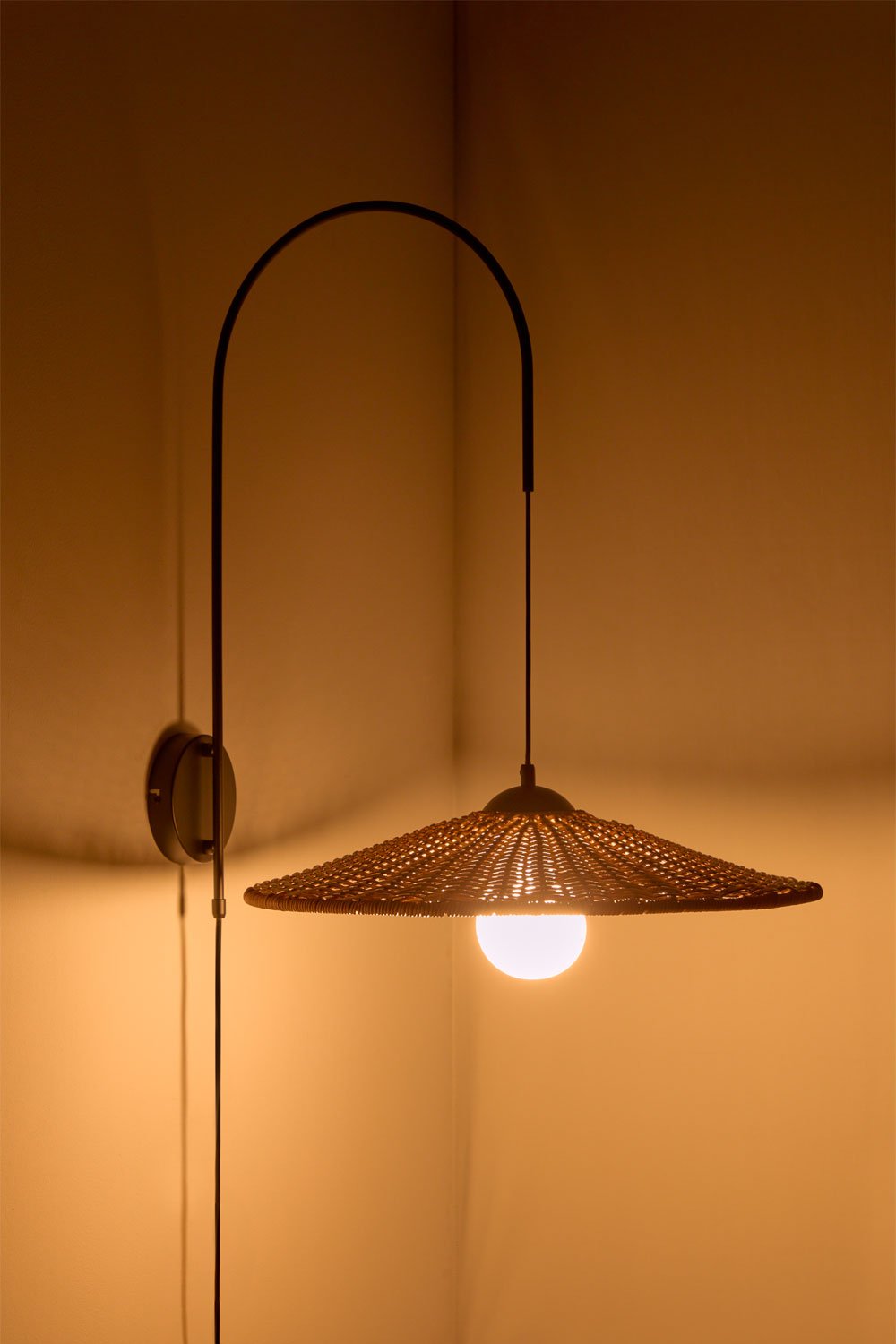 Lampa ścienna na zewnątrz z żelaza i syntetycznego rattanu Sopant, obrazek w galerii 2
