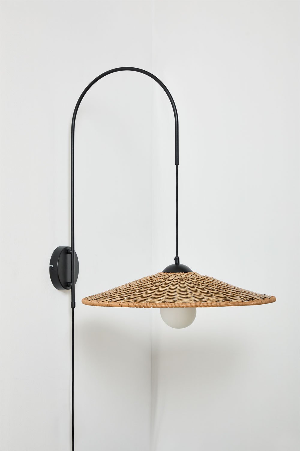 Lampa ścienna na zewnątrz z żelaza i syntetycznego rattanu Sopant, obrazek w galerii 1