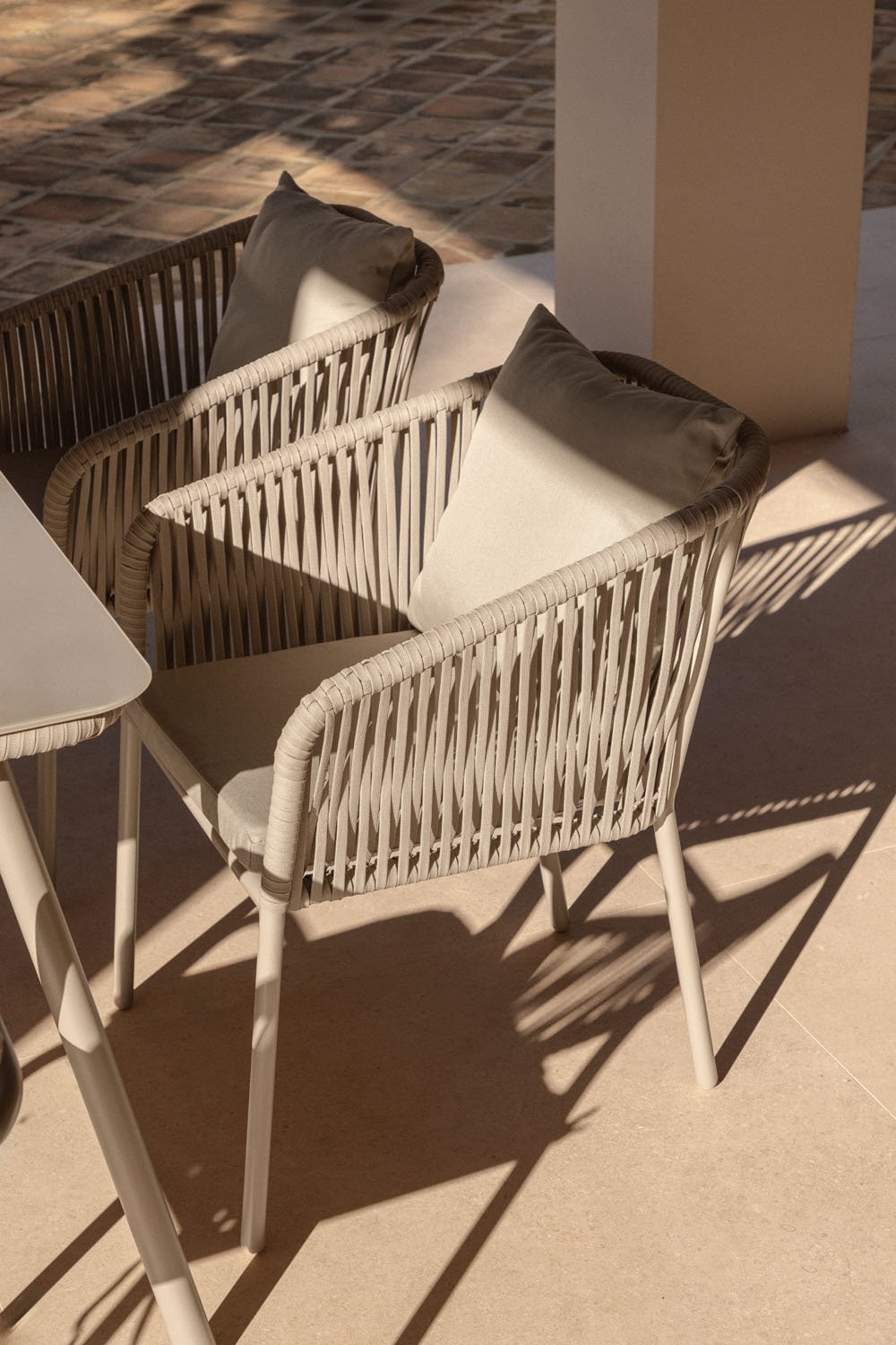 Zestaw 2 krzeseł ogrodowych Arhiza Classic z aluminiowymi podłokietnikami i plecioną liną, obrazek w galerii 1