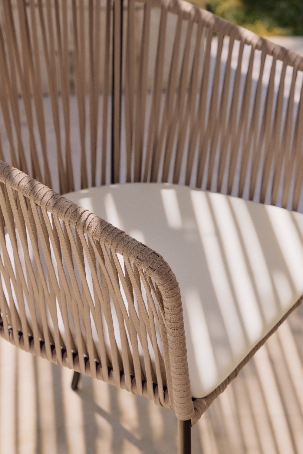 Zestaw 4 krzeseł ogrodowych z podłokietnikami z żelaza i plecionej liny Jocelyn, obrazek w galerii 2