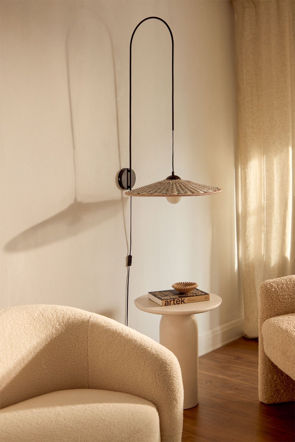Lampa ścienna z żelaza i syntetycznego rattanu Sopant, obrazek w galerii 1