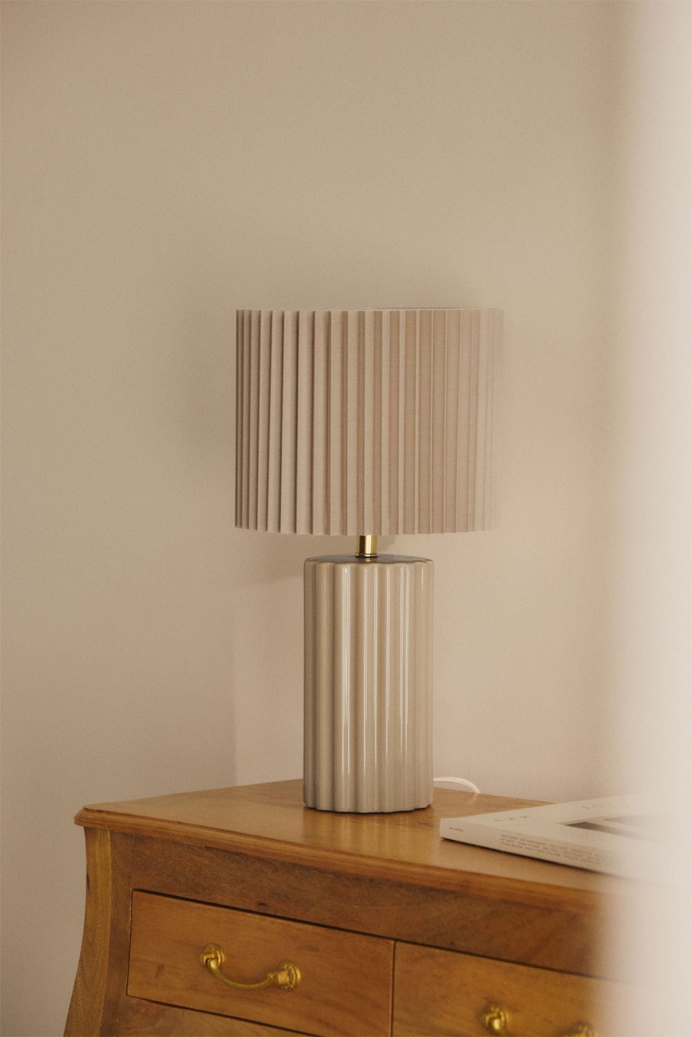 Lampa stołowa z ceramiki i tkaniny Marvila, obrazek w galerii 1