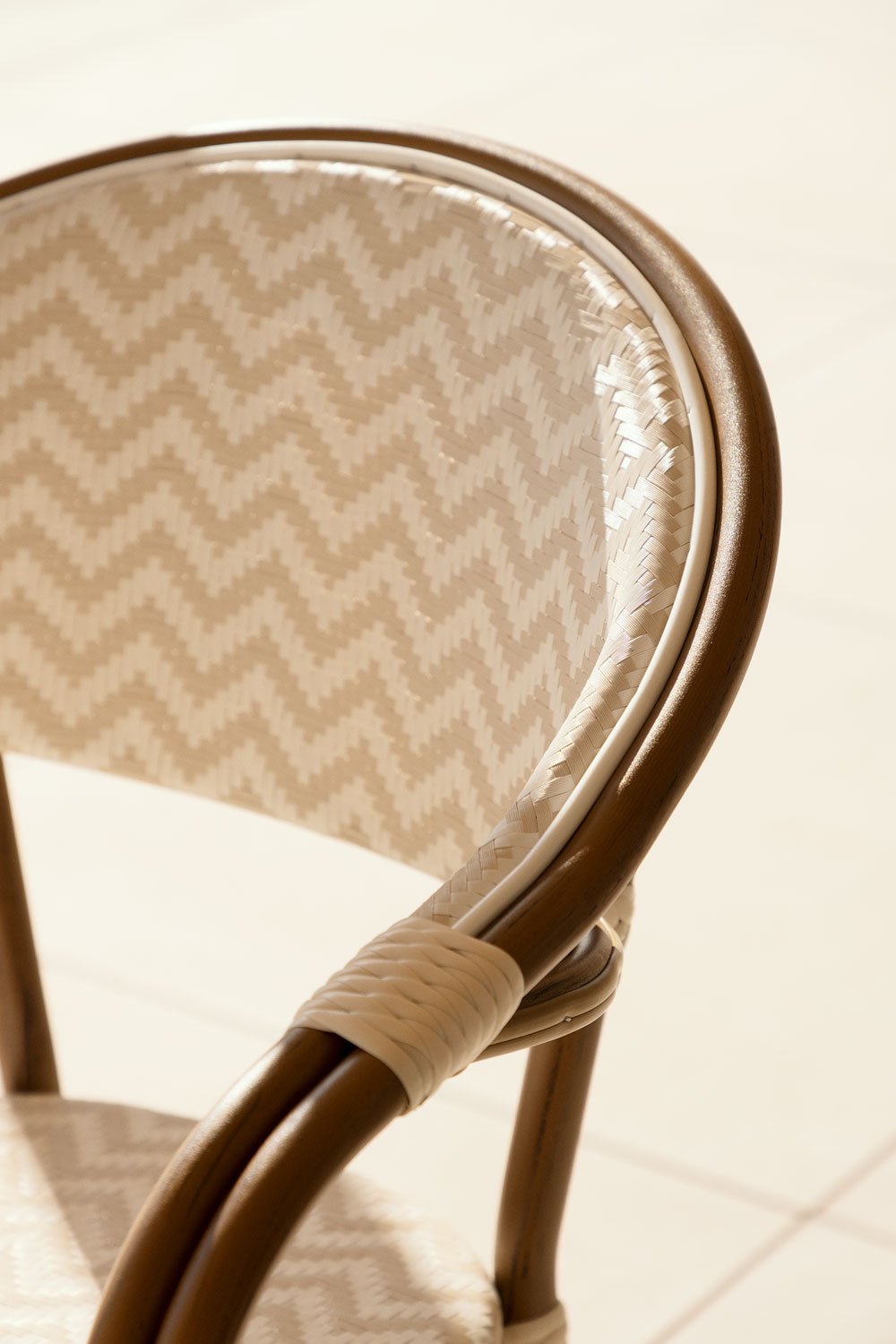 Brielle Bistro składane aluminiowe krzesło ogrodowe z podłokietnikami, obrazek w galerii 3