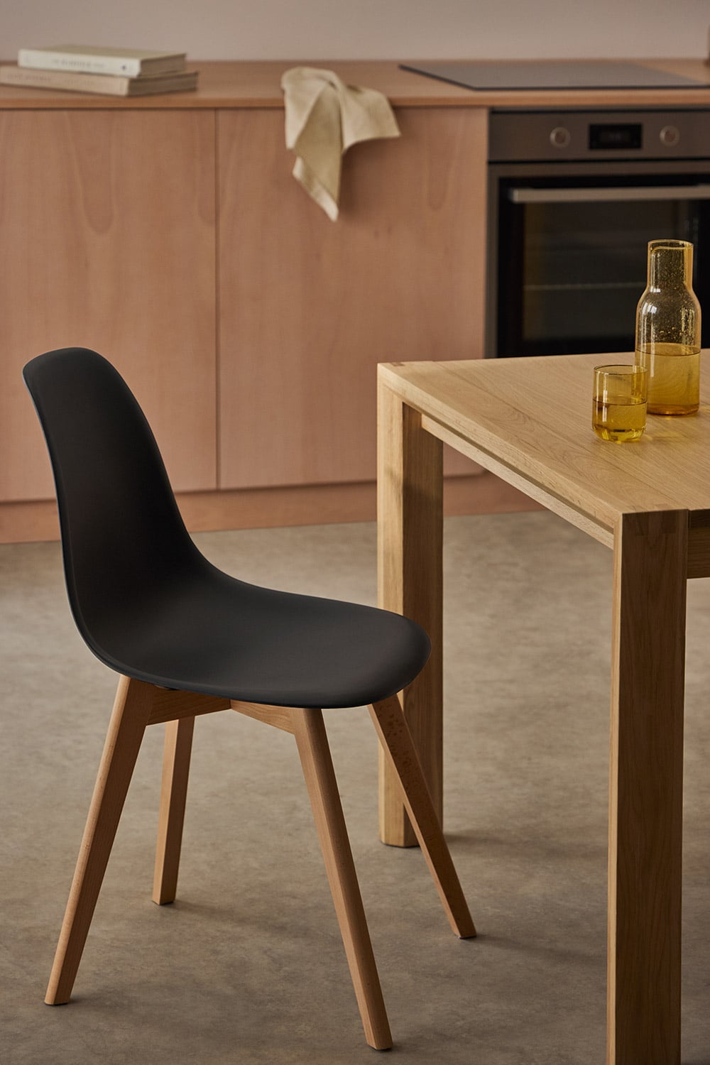 Zestaw 4 krzeseł do jadalni z polipropylenu i drewna bukowego Scand Nordic, obrazek w galerii 1