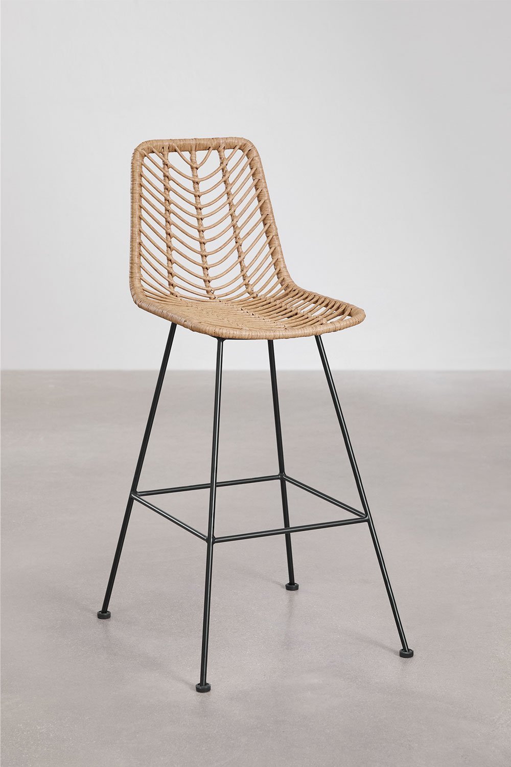 Taboret wysoki 75 cm z syntetycznego rattanu o naturalnym wykończeniu i czarnymi nogami Gouda Natural, obrazek w galerii 1