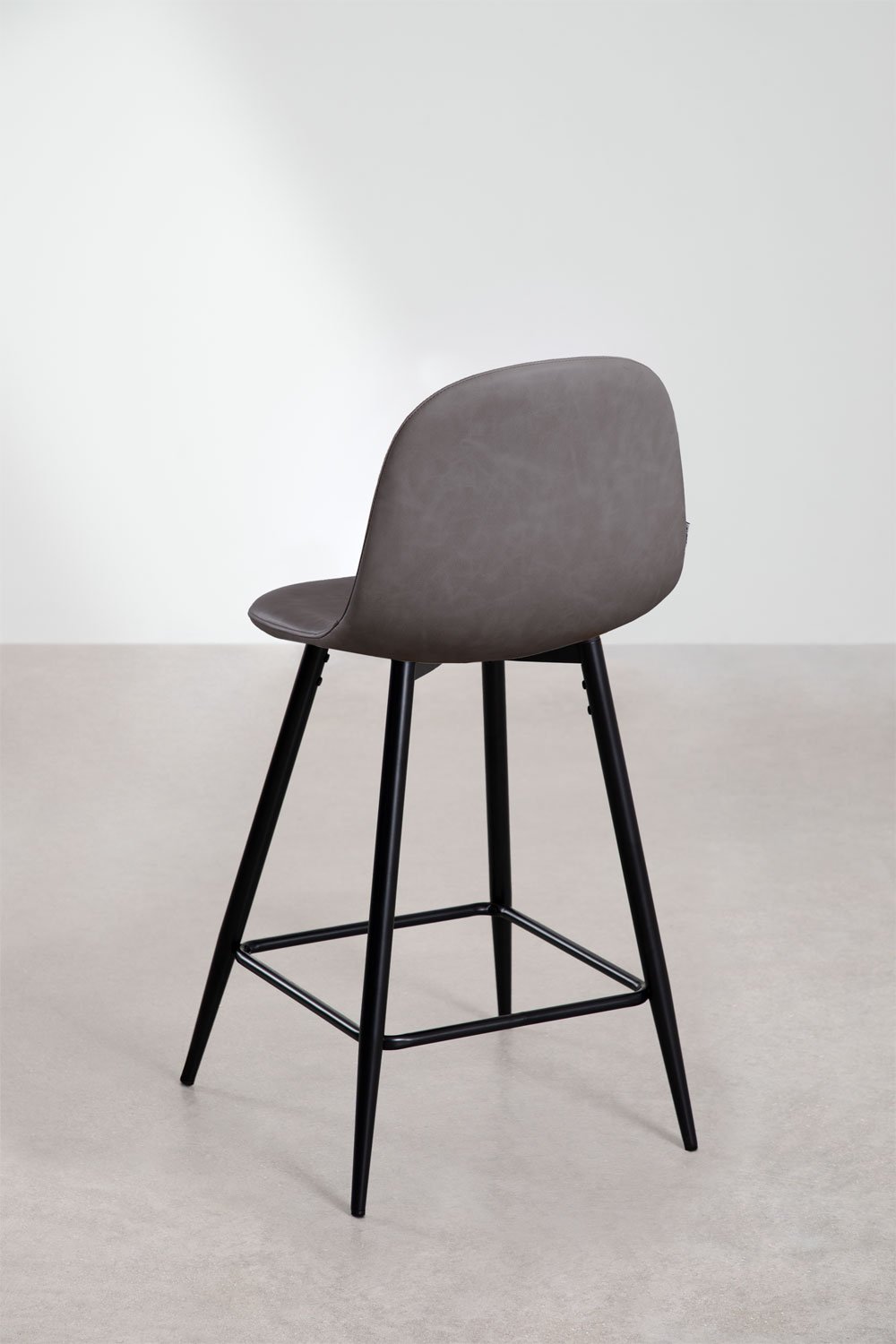 Taboret wysoki 65 cm z antracytowej szarej ekoskóry i czarnymi nogami Glamm, obrazek w galerii 3