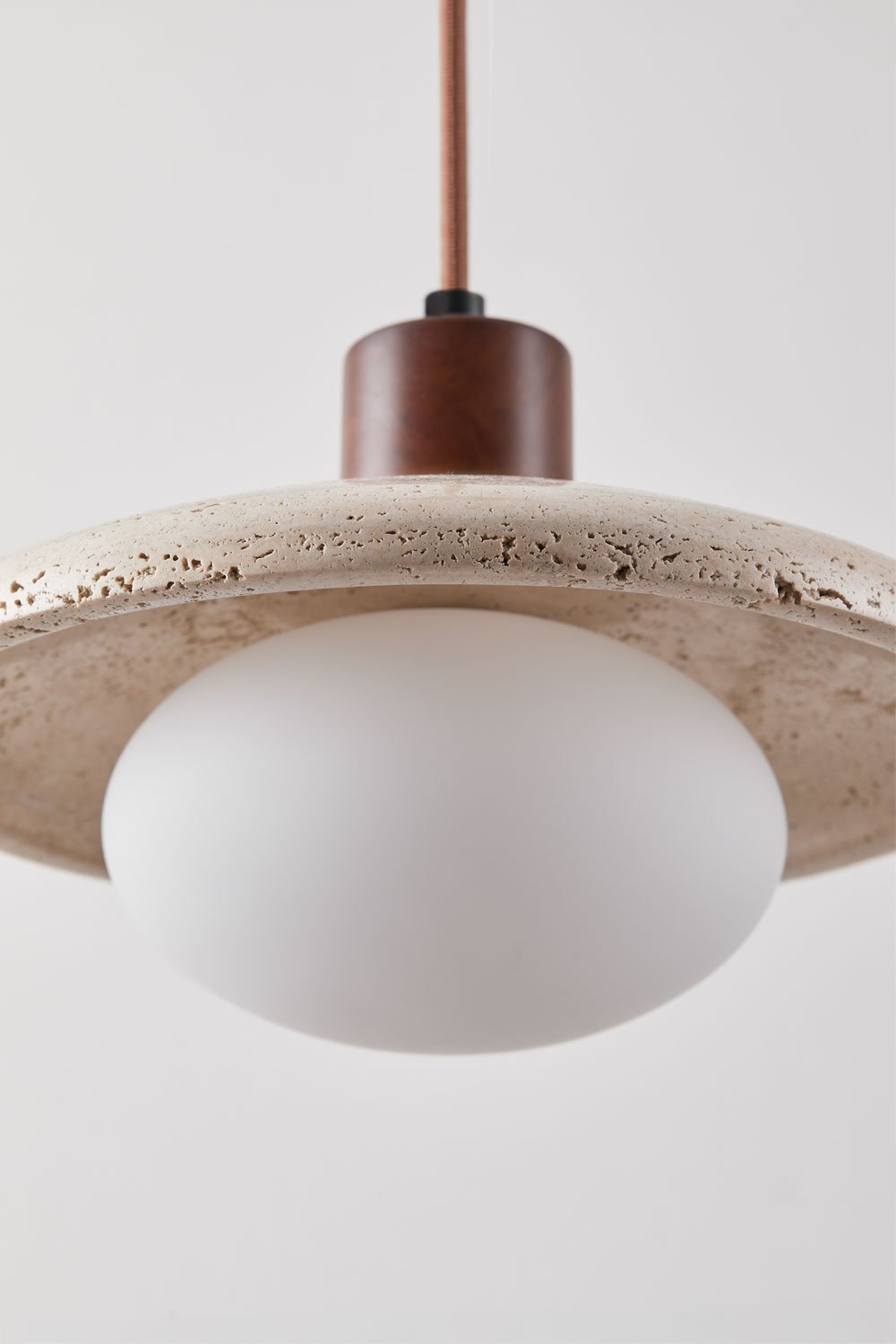 Lampa sufitowa z trawertynu i drewna z kulą szklaną Davise, obrazek w galerii 5