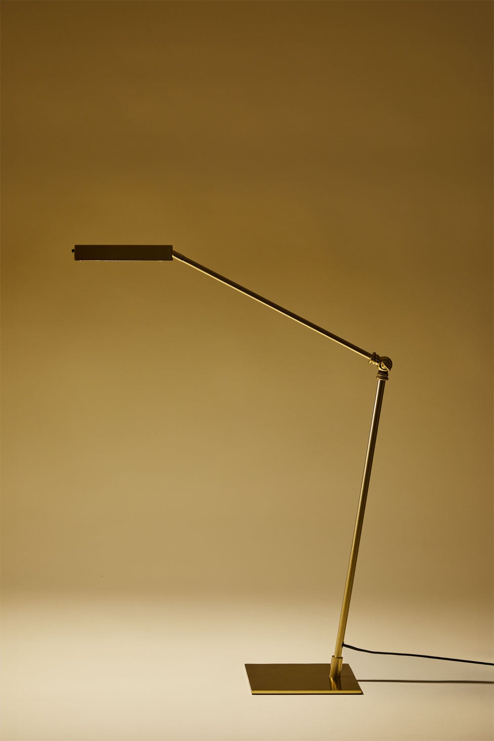 Lampa stołowa LED z żelaza Valtyn, obrazek w galerii 3