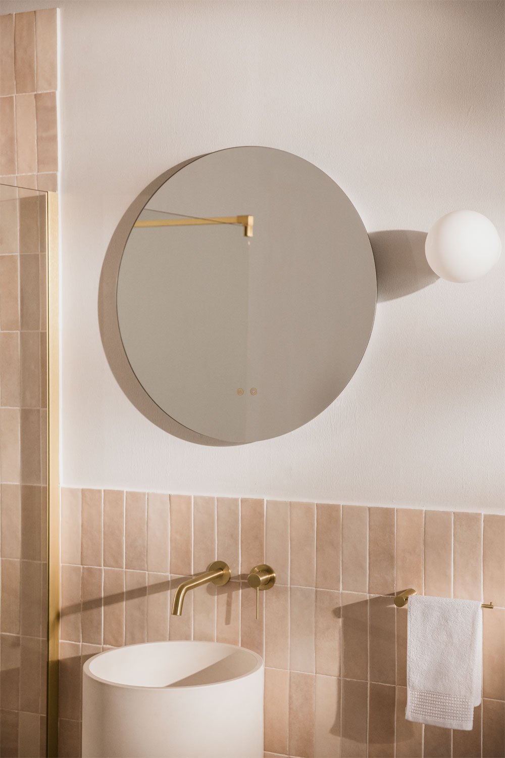 Okrągłe lustro ścienne Ø70 cm do łazienki z oświetleniem LED i funkcją przeciwmgielną Riben, obrazek w galerii 1