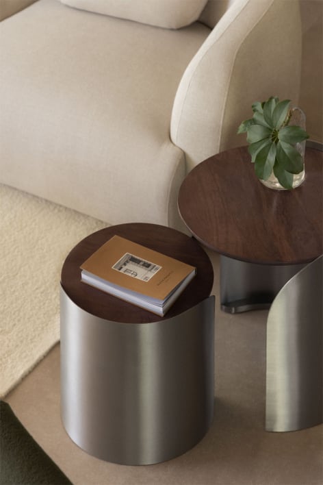 Okrągły stolik boczny Xireisa z drewna mango i stali nierdzewnej