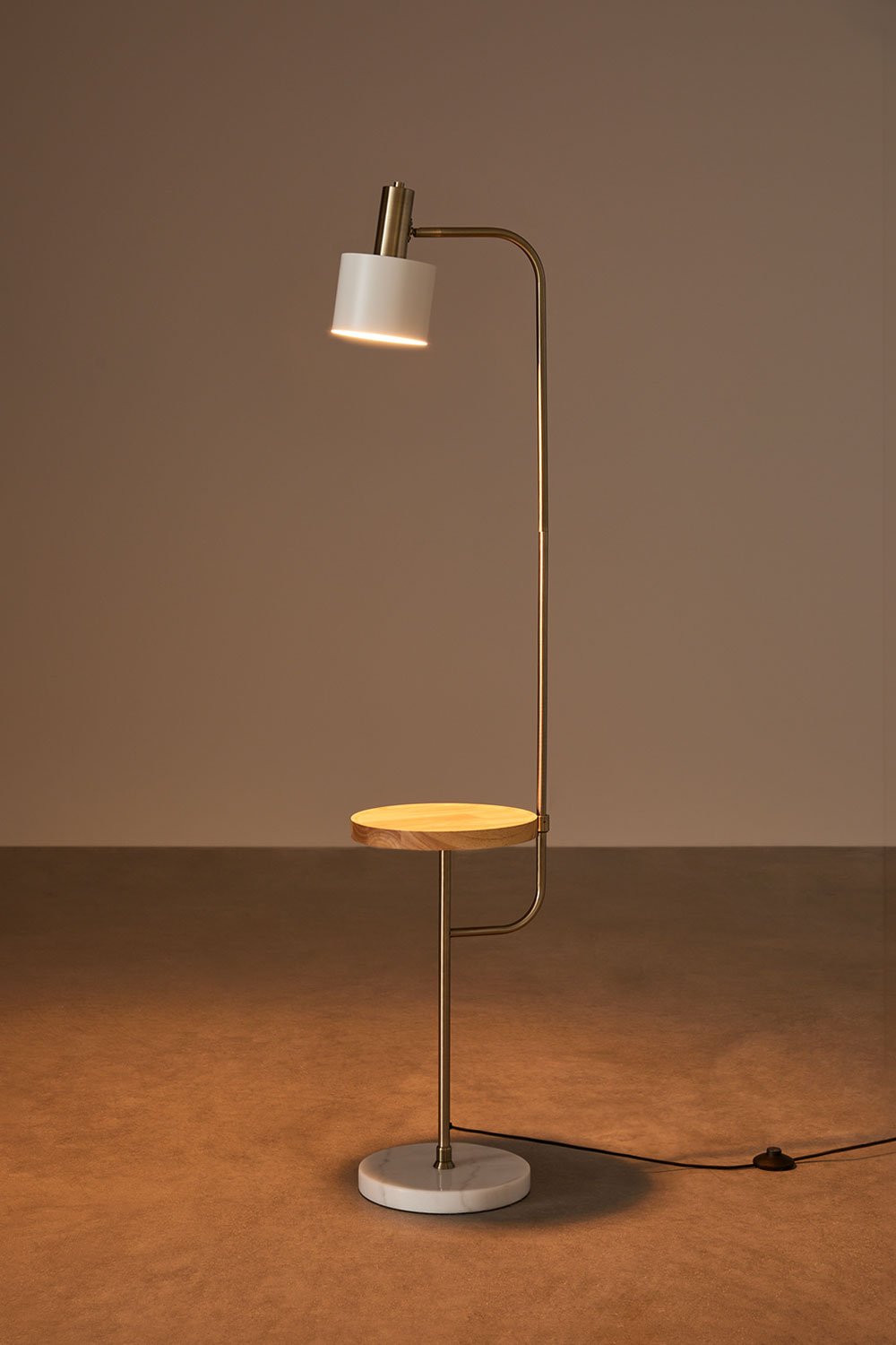 Lampa podłogowa ze stolikiem Águeda, obrazek w galerii 5