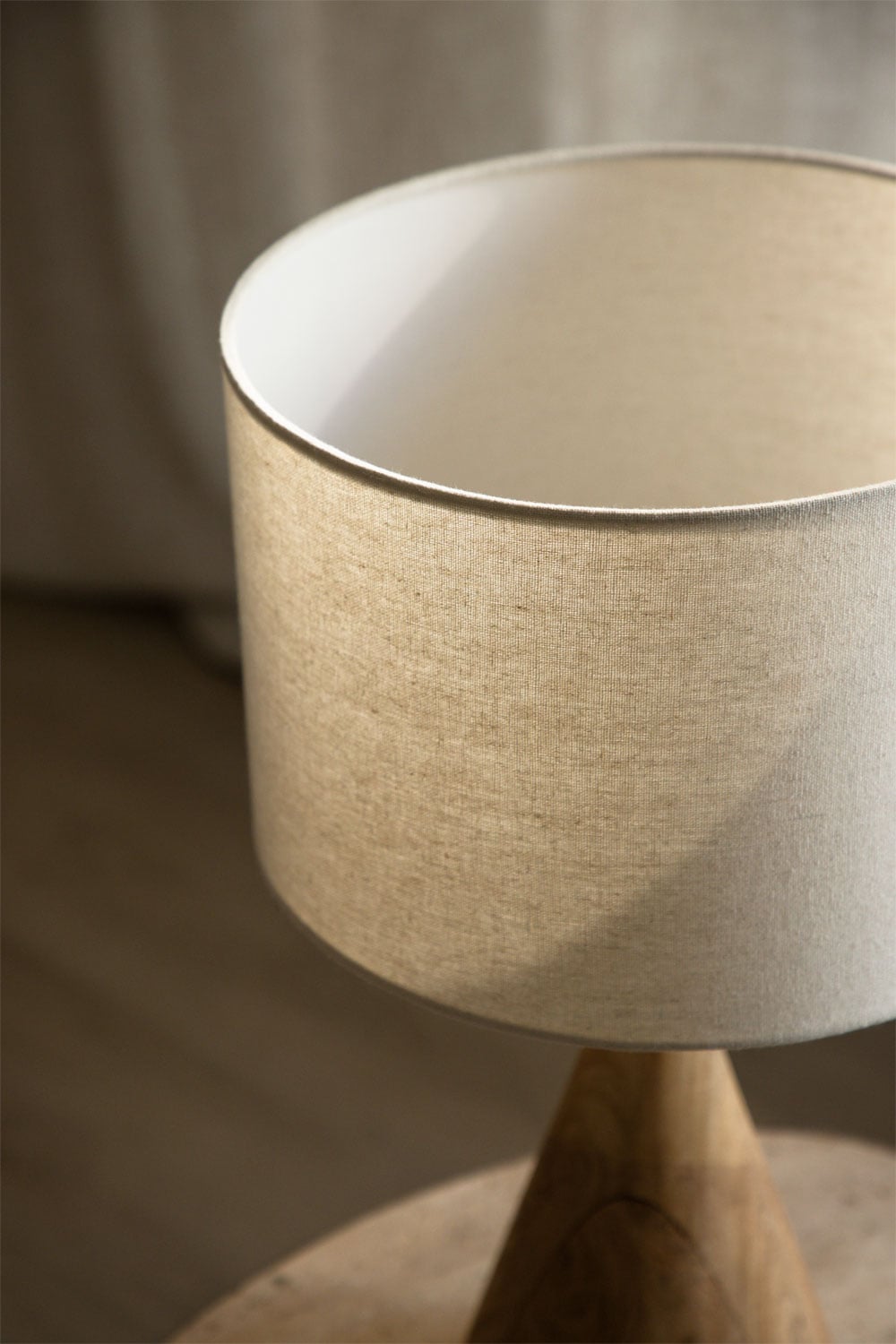 Lampa stołowa z drewna mango z Alabamy, obrazek w galerii 2