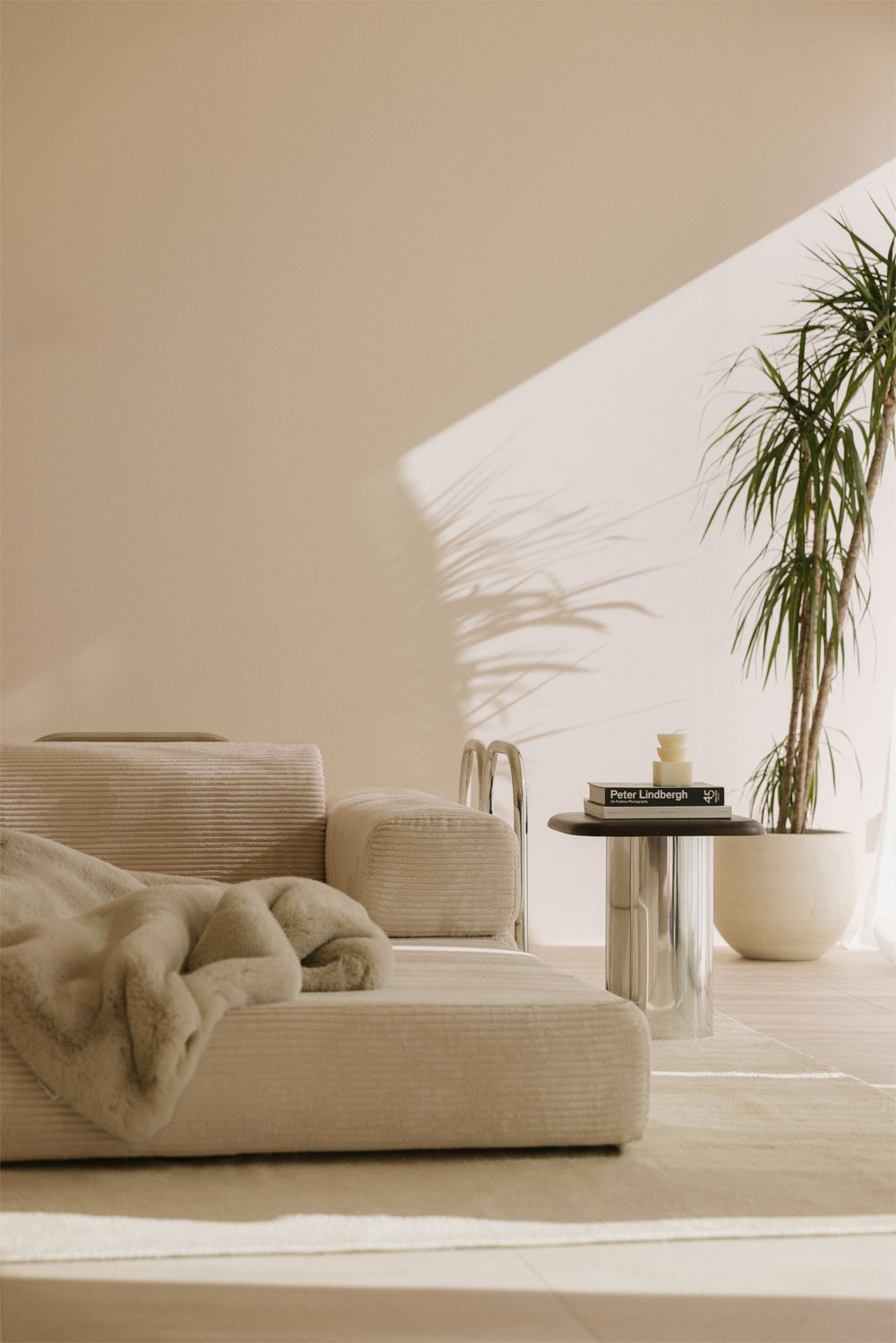 Sofa rozkładana dwuosobowa z weluru pakowana próżniowo Mitchie, obrazek w galerii 2