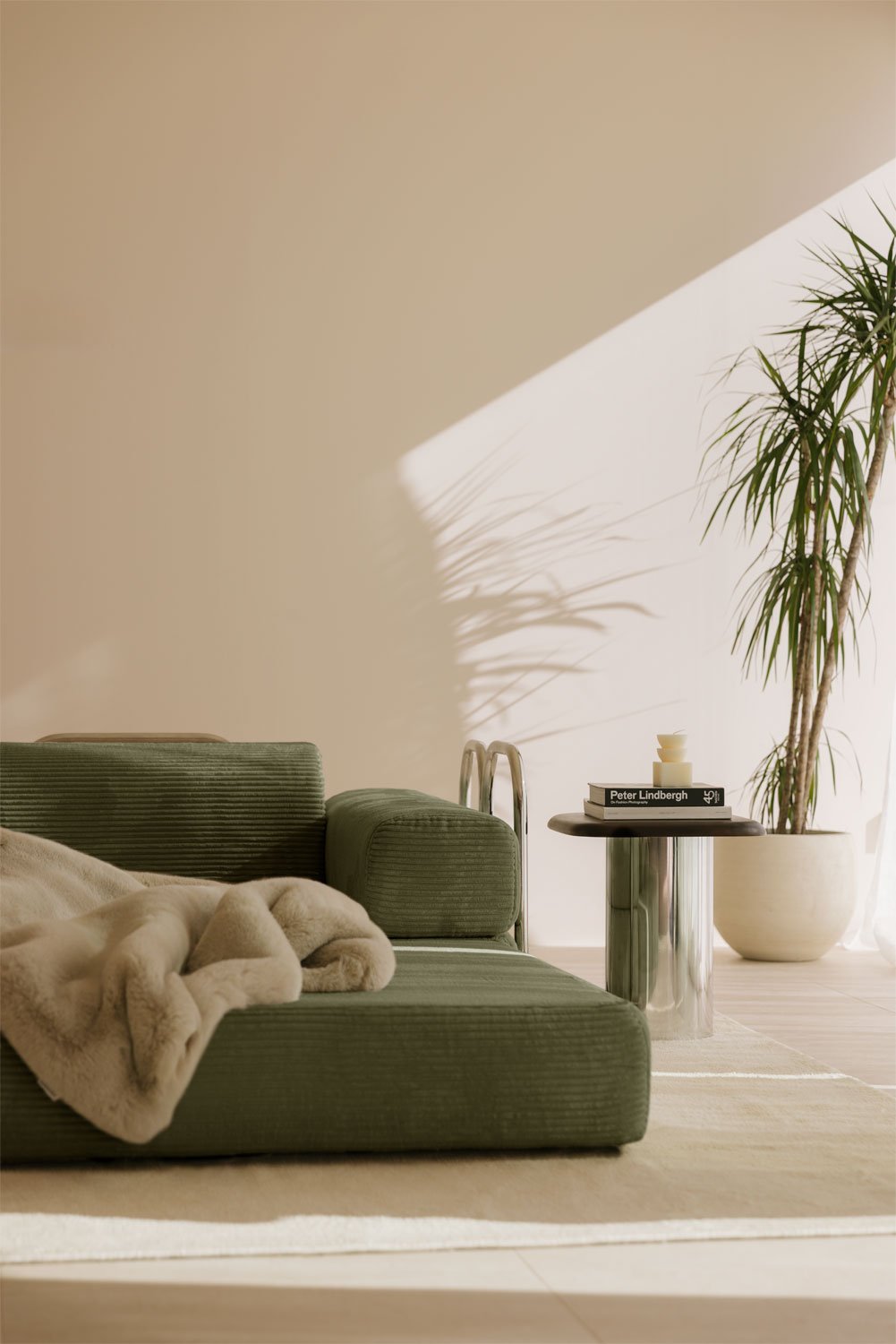 Sofa rozkładana dwuosobowa z weluru pakowana próżniowo Mitchie, obrazek w galerii 2