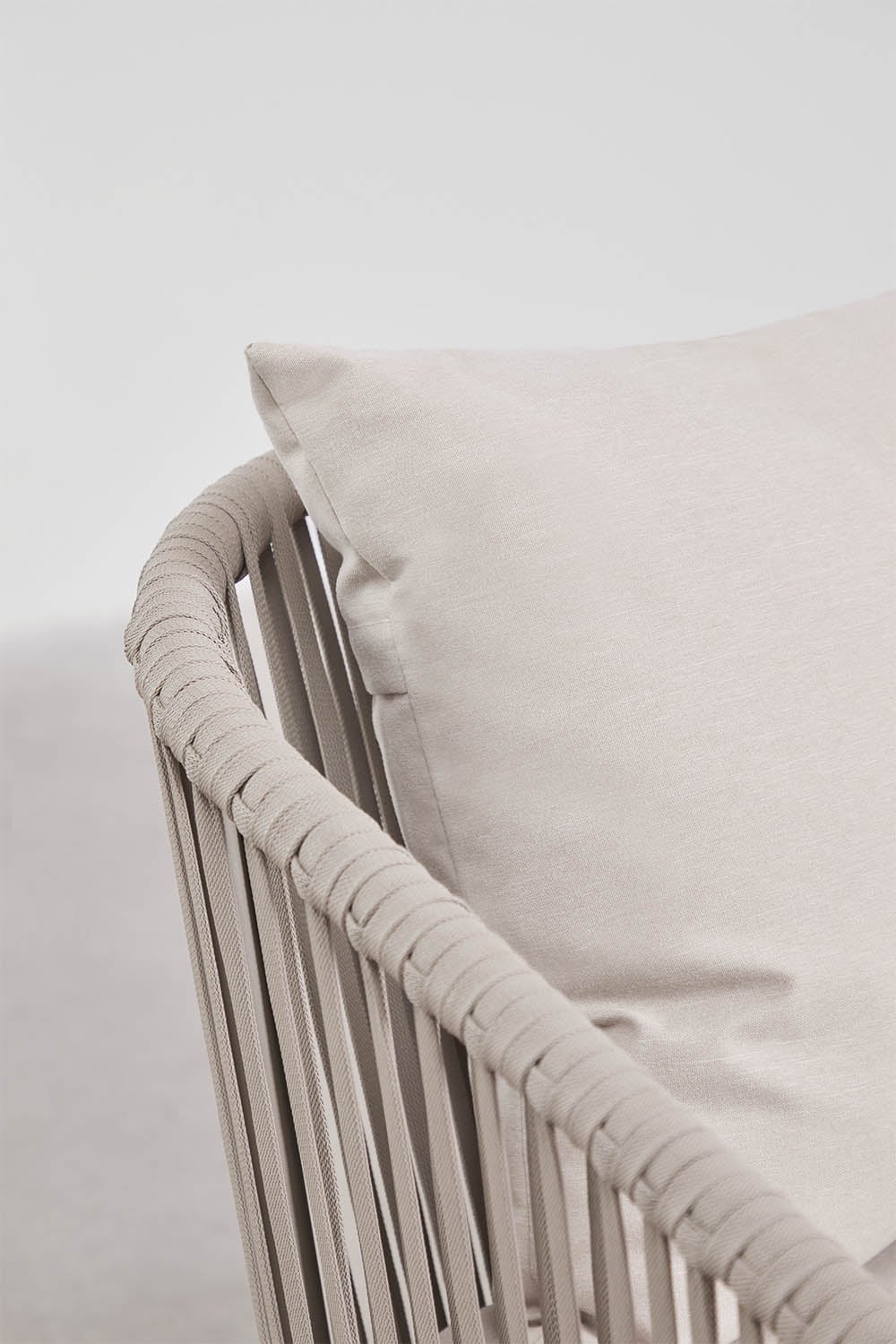 Zestaw ogrodowy z dwuosobową sofą, 2 fotelami z plecionej liny i stolikiem kawowym Arhiza, obrazek w galerii 6