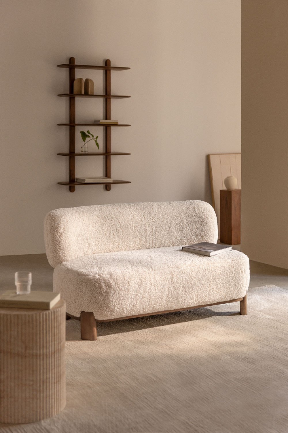 Sofa dwuosobowa z tapicerowanym drewnem Eldred, obrazek w galerii 1