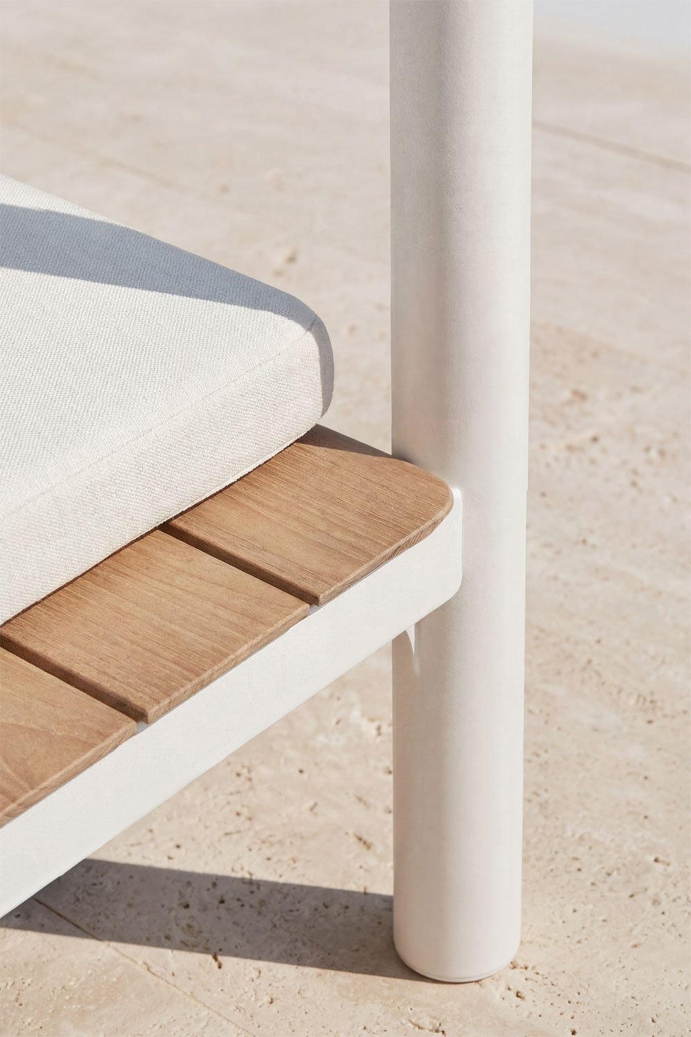 Reclinowane łóżko balijskie z drewna akacjowego i stali Sirka, obrazek w galerii 2