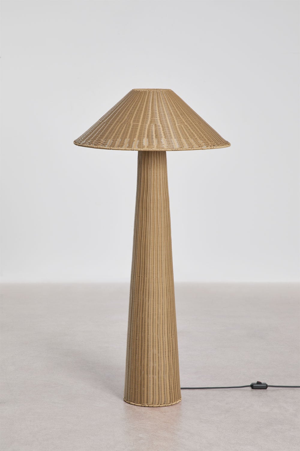 Lampa stojąca z rattanu syntetycznego i żelaza Ekain, obrazek w galerii 1