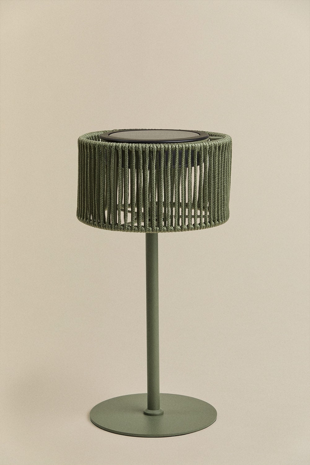 Bezprzewodowa zewnętrzna lampa stołowa solarna LED z żelaza i plecionego sznurka Krabi, obrazek w galerii 1