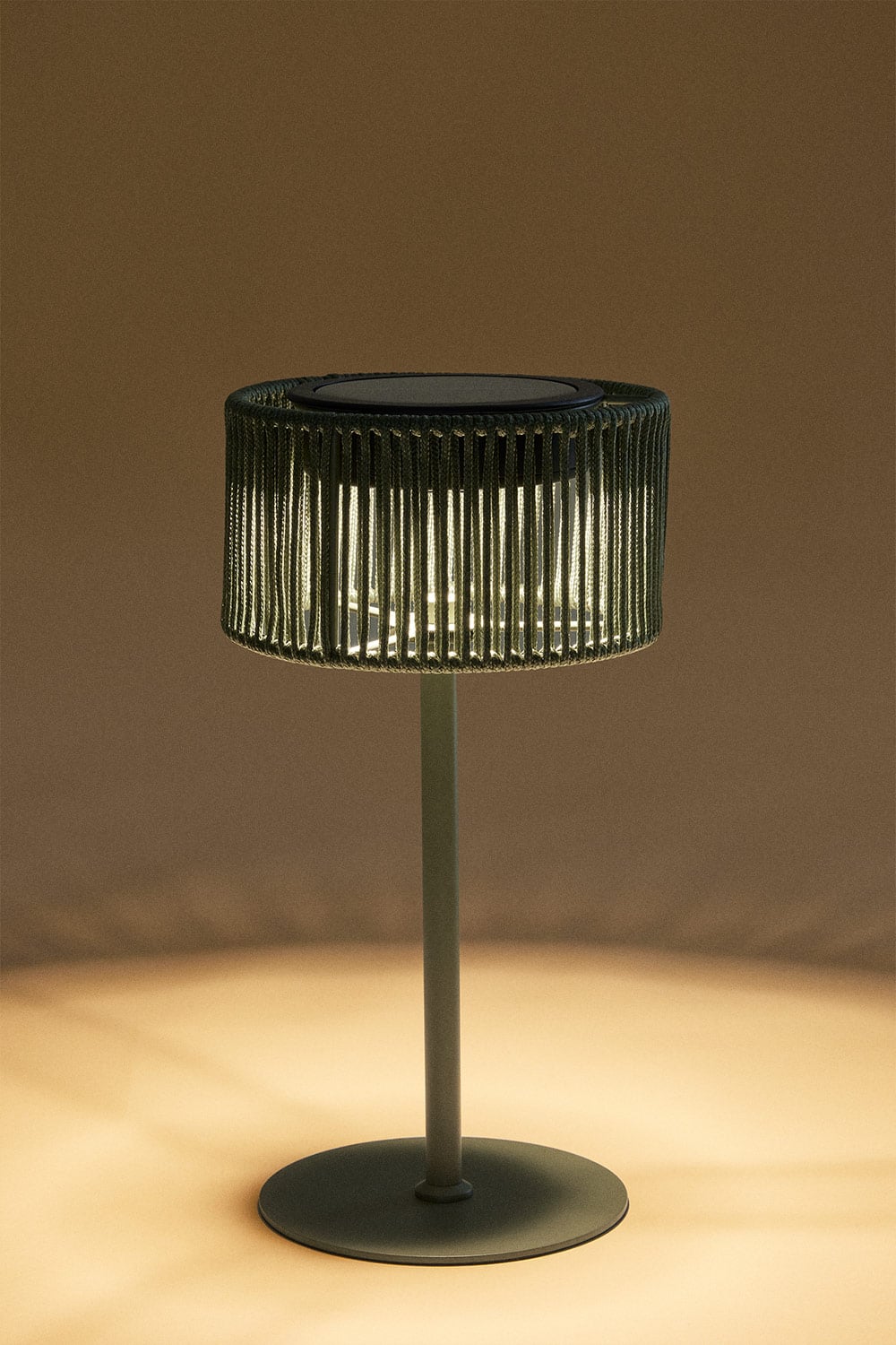 Bezprzewodowa zewnętrzna lampa stołowa solarna LED z żelaza i plecionego sznurka Krabi, obrazek w galerii 3