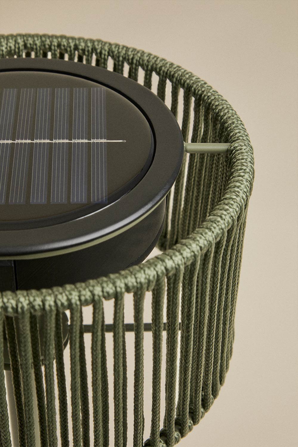 Bezprzewodowa zewnętrzna lampa stołowa solarna LED z żelaza i plecionego sznurka Krabi, obrazek w galerii 4