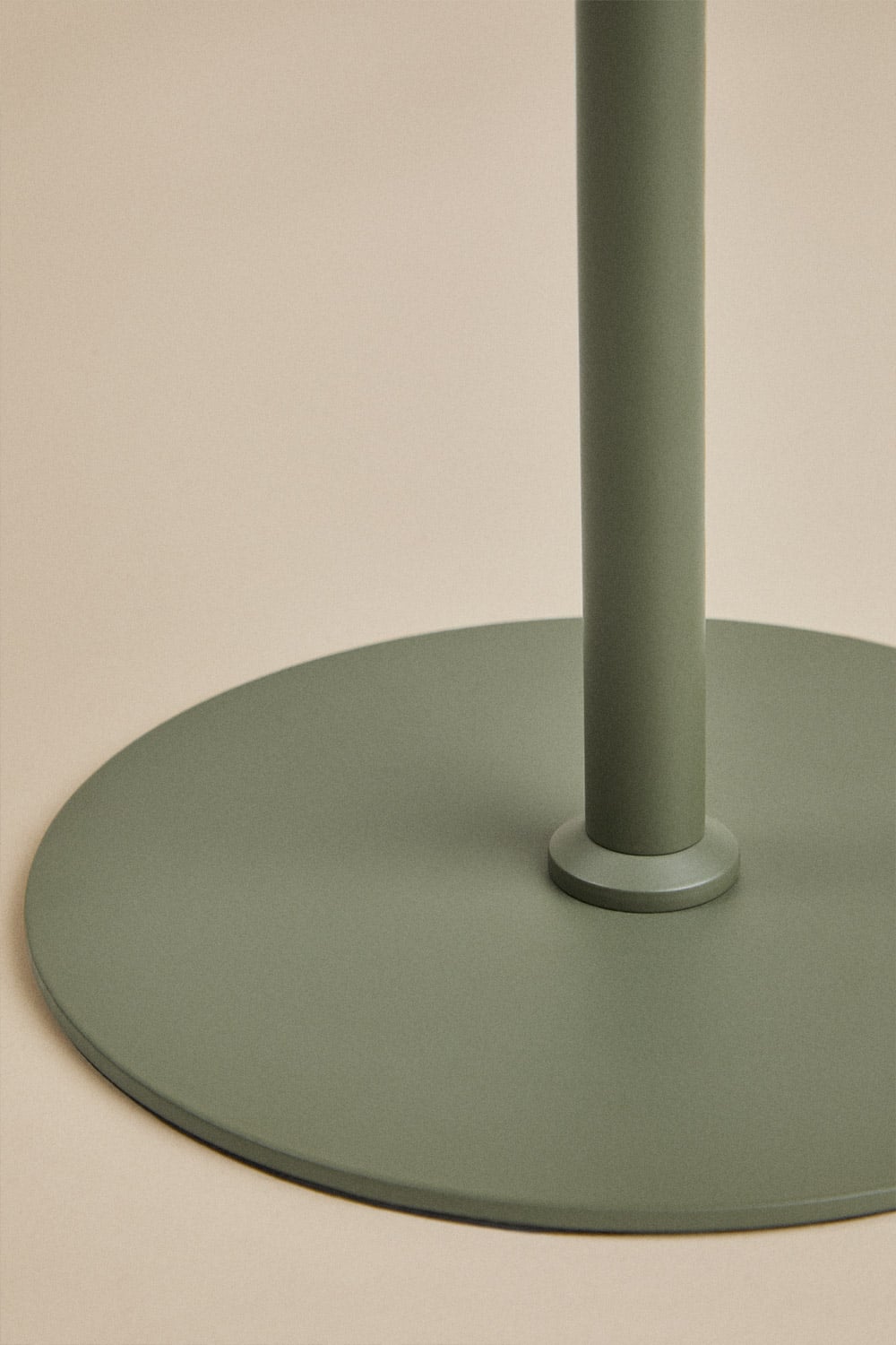 Bezprzewodowa zewnętrzna lampa stołowa solarna LED z żelaza i plecionego sznurka Krabi, obrazek w galerii 5