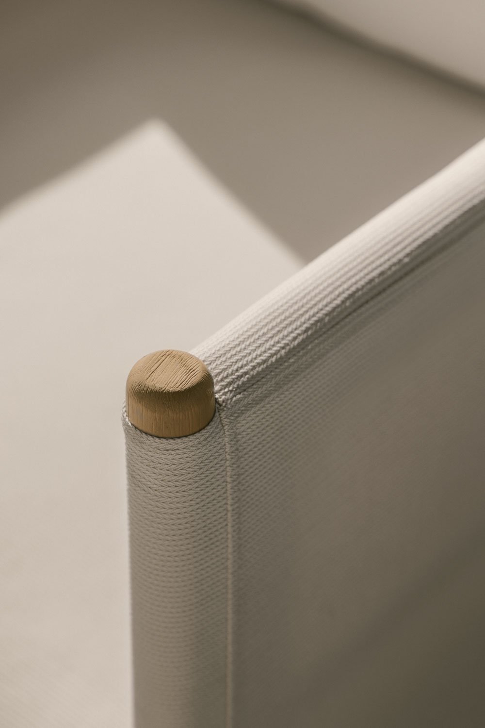 Zestaw ogrodowy z 3-osobową sofą i 2 okrągłymi stolikami kawowymi z drewna akacjowego Olivia, obrazek w galerii 2