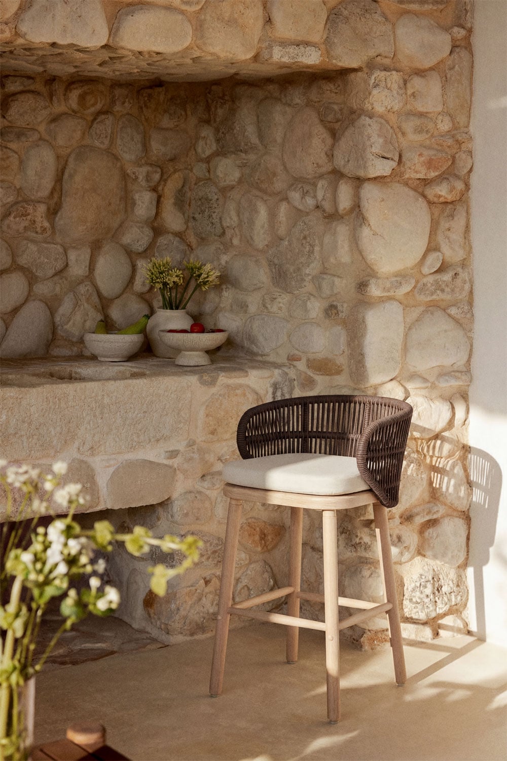 Taboret ogrodowy wysoki z drewna akacjowego i plecionego sznurka Capri, obrazek w galerii 1