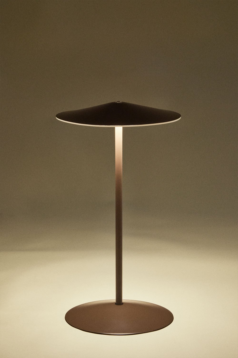 Bezprzewodowa lampa stołowa LED na zewnątrz z żelaza Emilein, obrazek w galerii 4