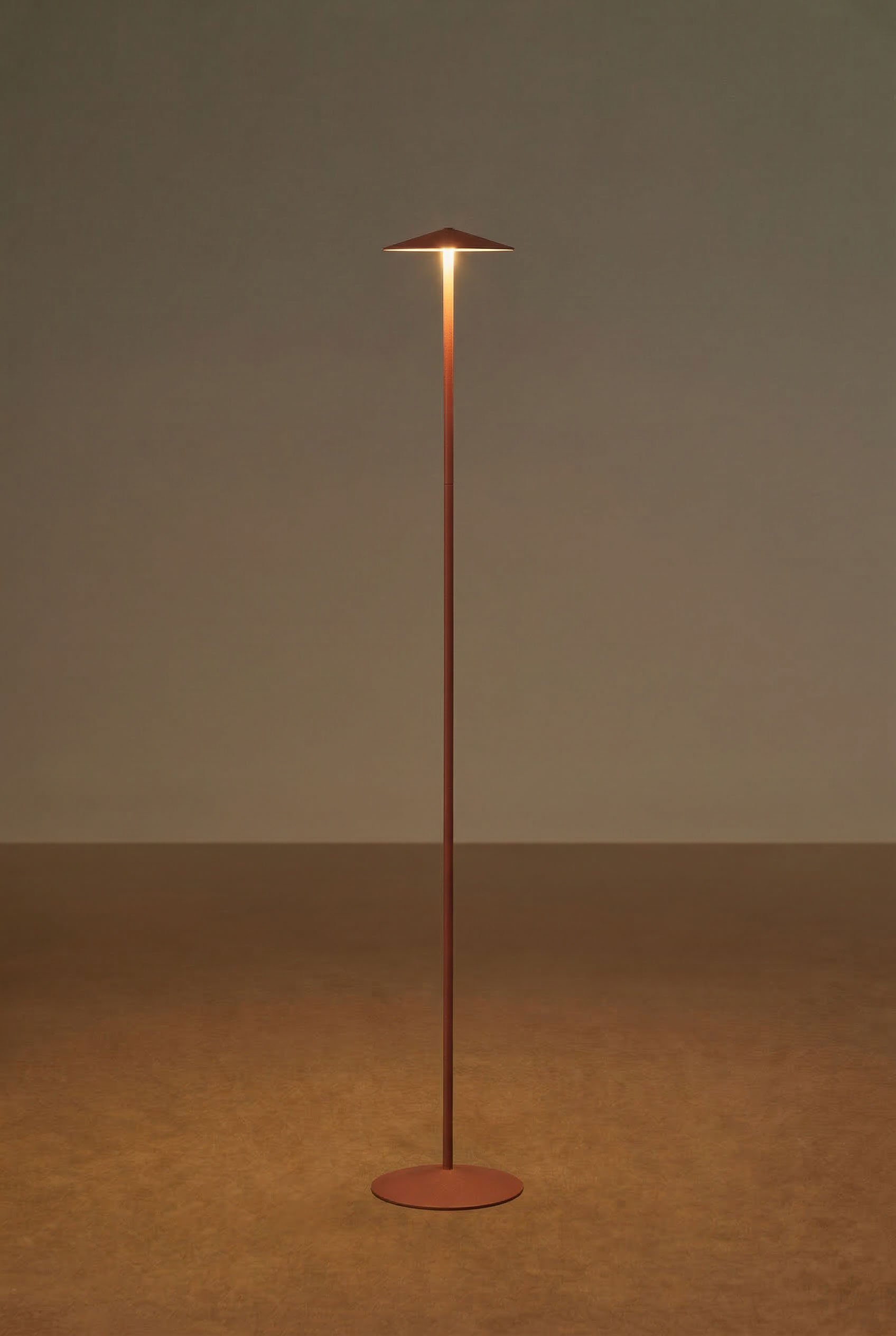 Bezprzewodowa lampa podłogowa LED z żelaza Emilein, obrazek w galerii 2