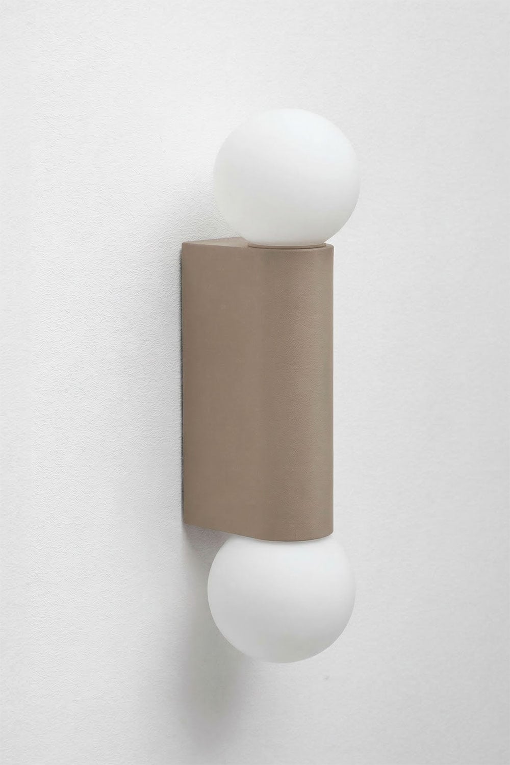 Kinkiet ścienny z 2 kulami szklanymi do użytku zewnętrznego, aluminiowy Irvine, obrazek w galerii 1