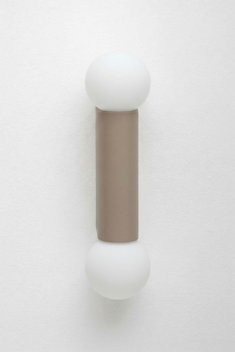 Kinkiet ścienny z 2 kulami szklanymi do użytku zewnętrznego, aluminiowy Irvine, obrazek w galerii 3