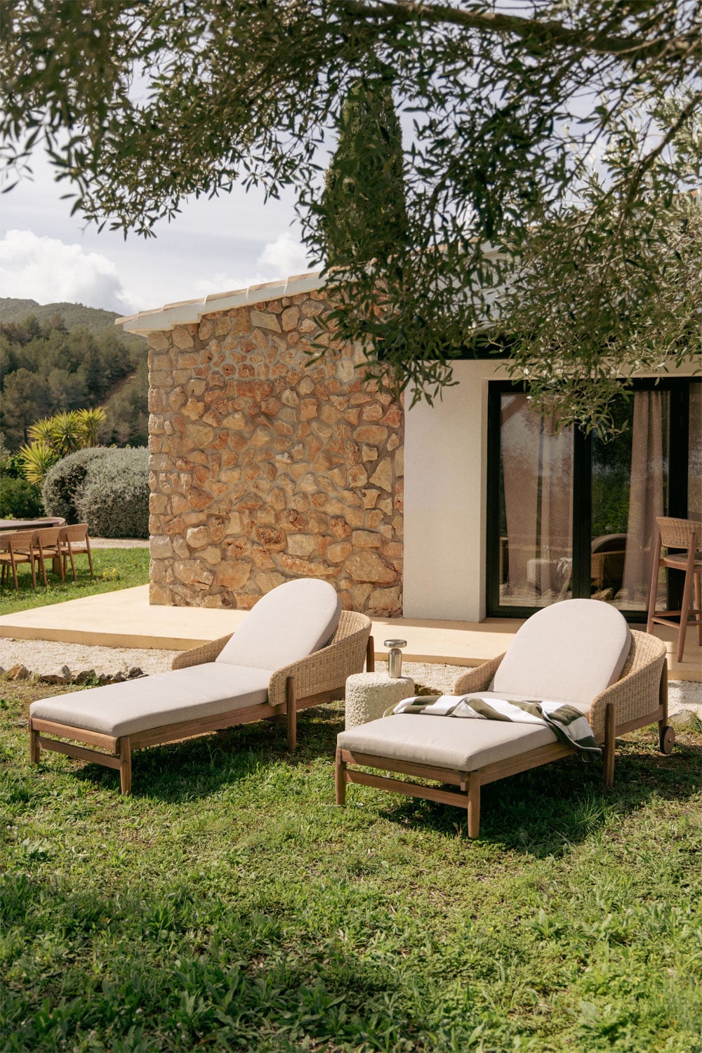 Zestaw 2 leżaków z drewna akacjowego i syntetycznego rattanu Ribeira, obrazek w galerii 1