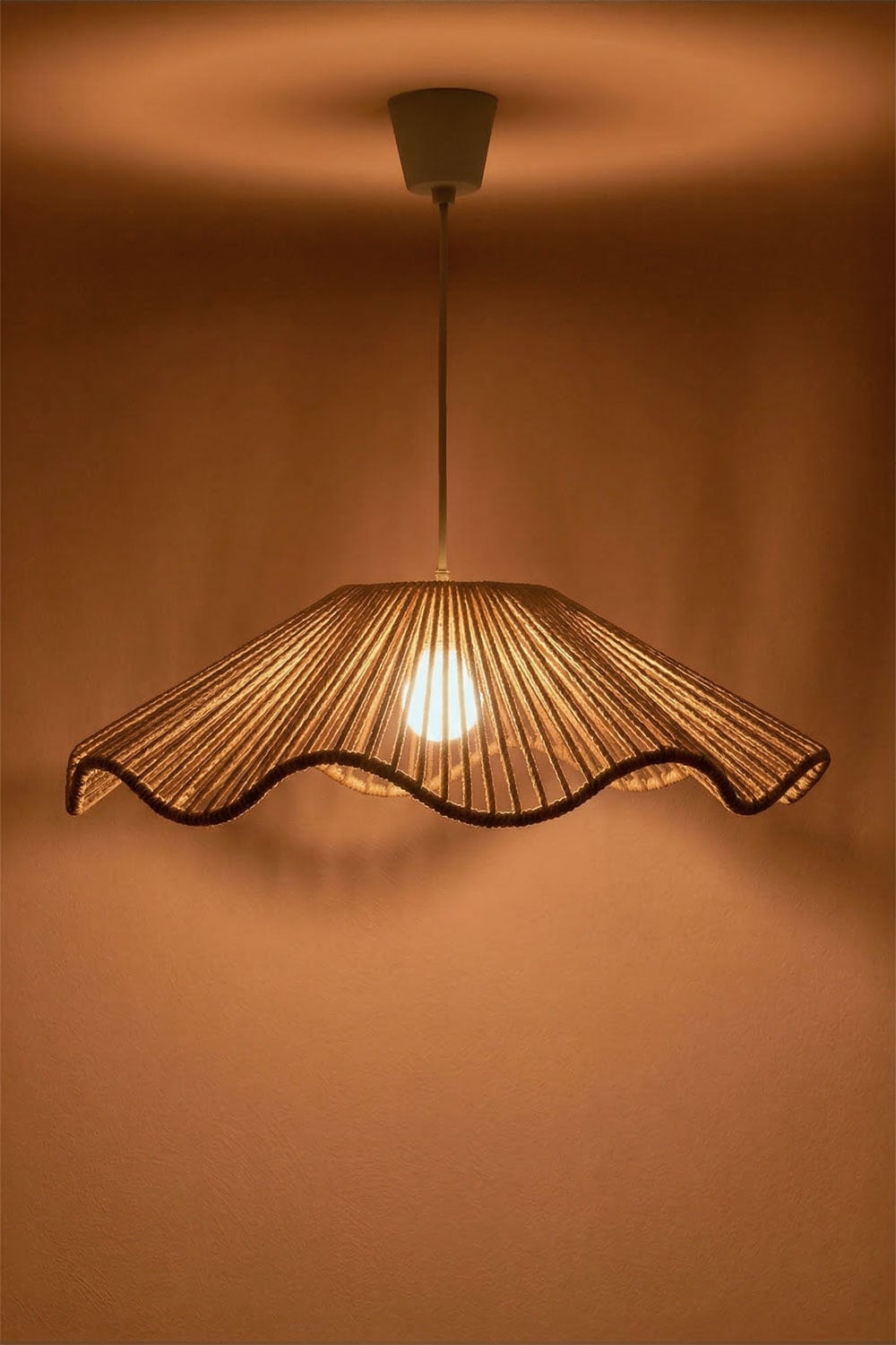 Lampa sufitowa wisząca do użytku zewnętrznego z żelaza i plecionego sznurka Kirinda, obrazek w galerii 2