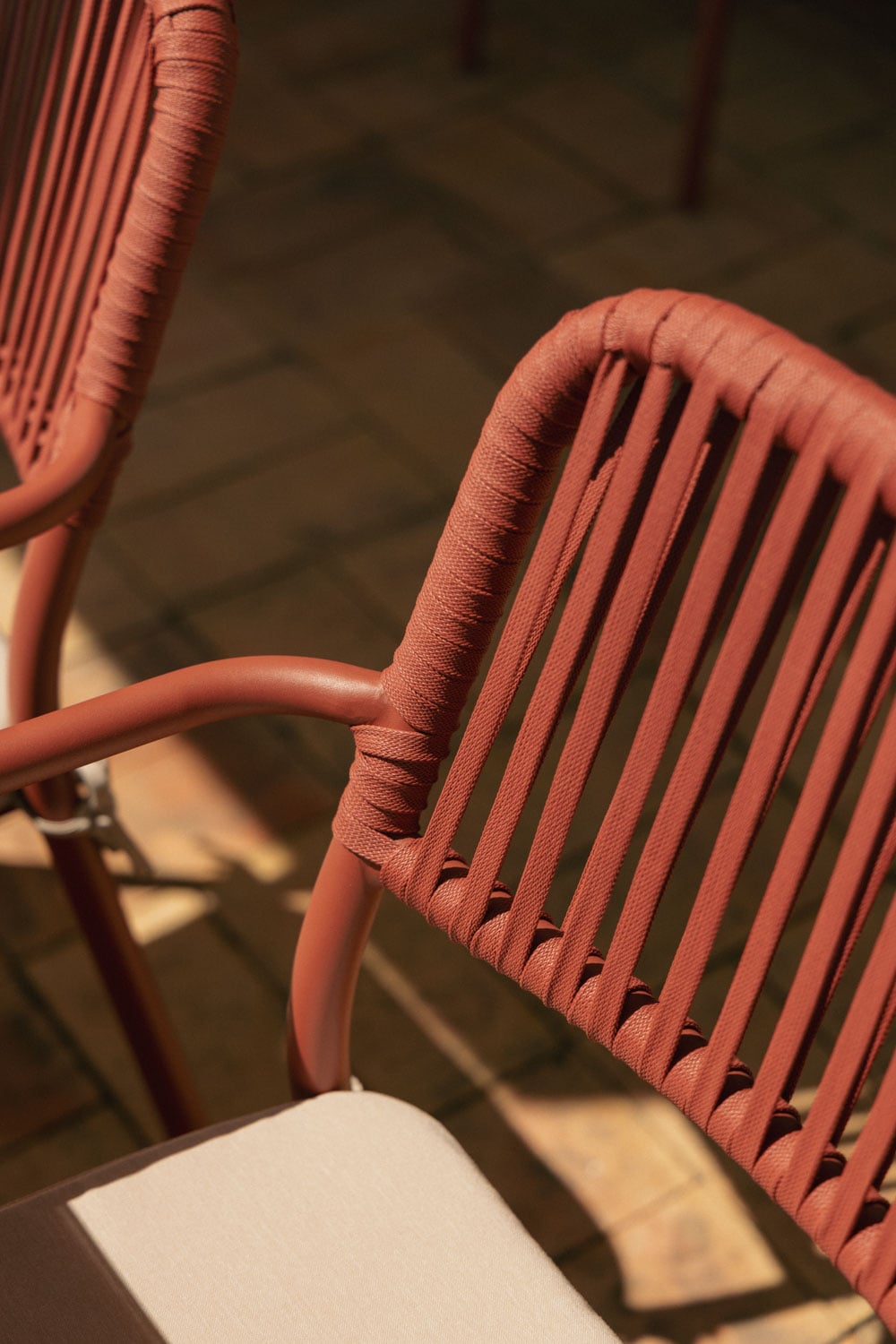 Zestaw stołu prostokątnego 160x90 cm i 4 sztaplowanych krzeseł ogrodowych z plecionej liny Arhiza, obrazek w galerii 2