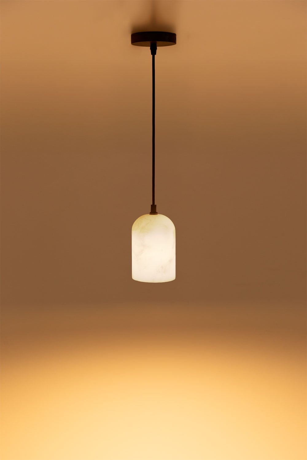Lampa sufitowa wisząca z alabastru i drewna Rauma, obrazek w galerii 2