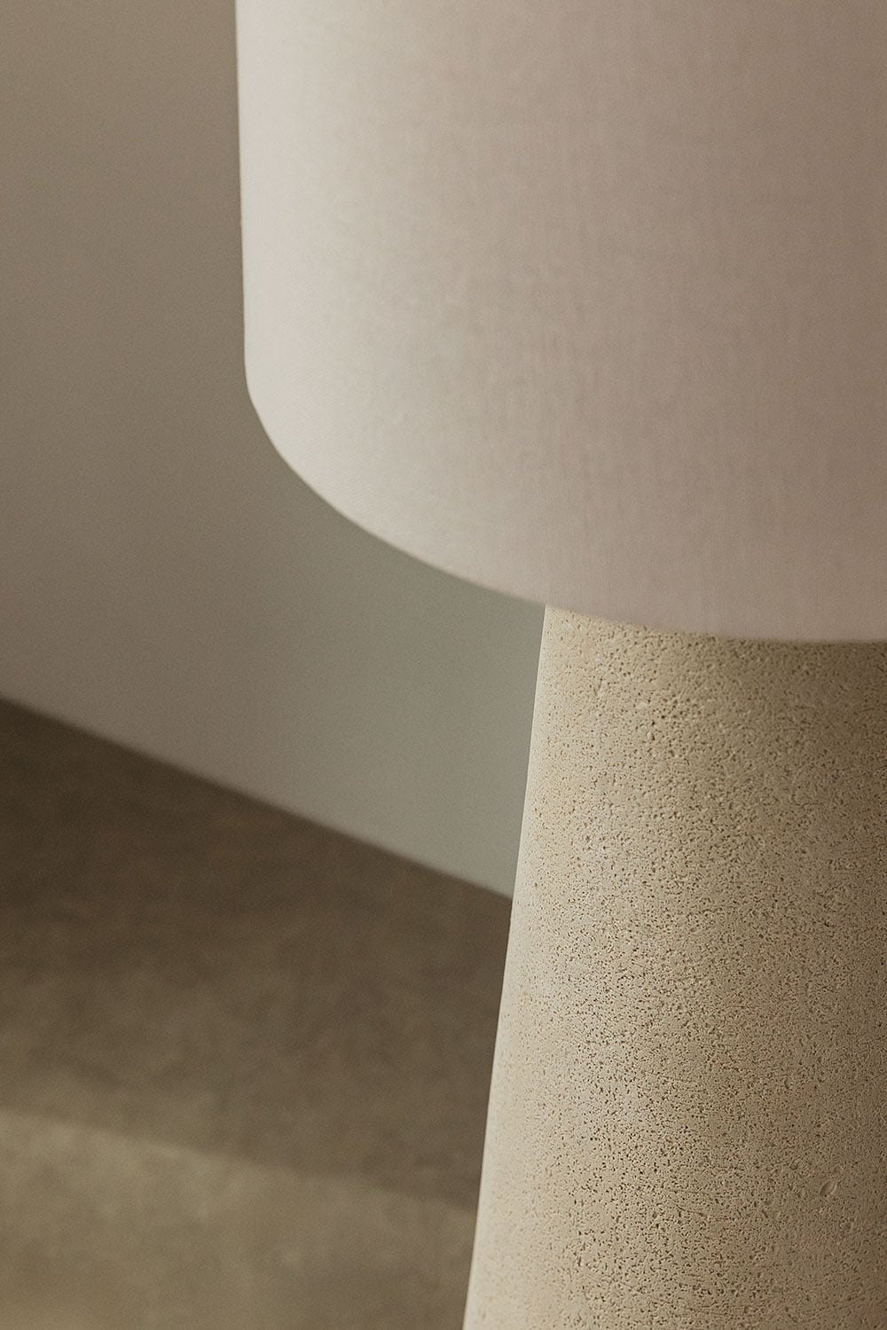 Lampa stojąca z lnu i włókna szklanego Loana  , obrazek w galerii 2