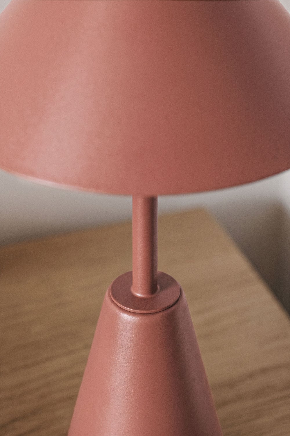 Bezprzewodowa lampa stołowa LED z żelaza Alexis, obrazek w galerii 2
