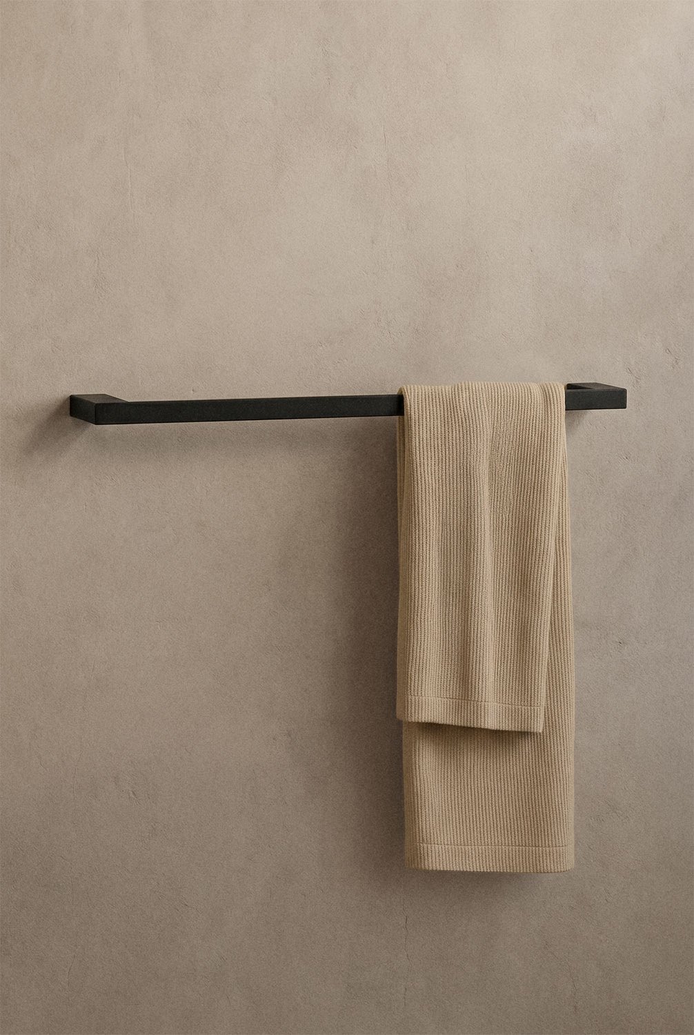 Wieszak ścienny z drążkiem o długości 60 cm do łazienki, wykonany z czarnej matowej stali nierdzewnej marki Olvam, obrazek w galerii 1
