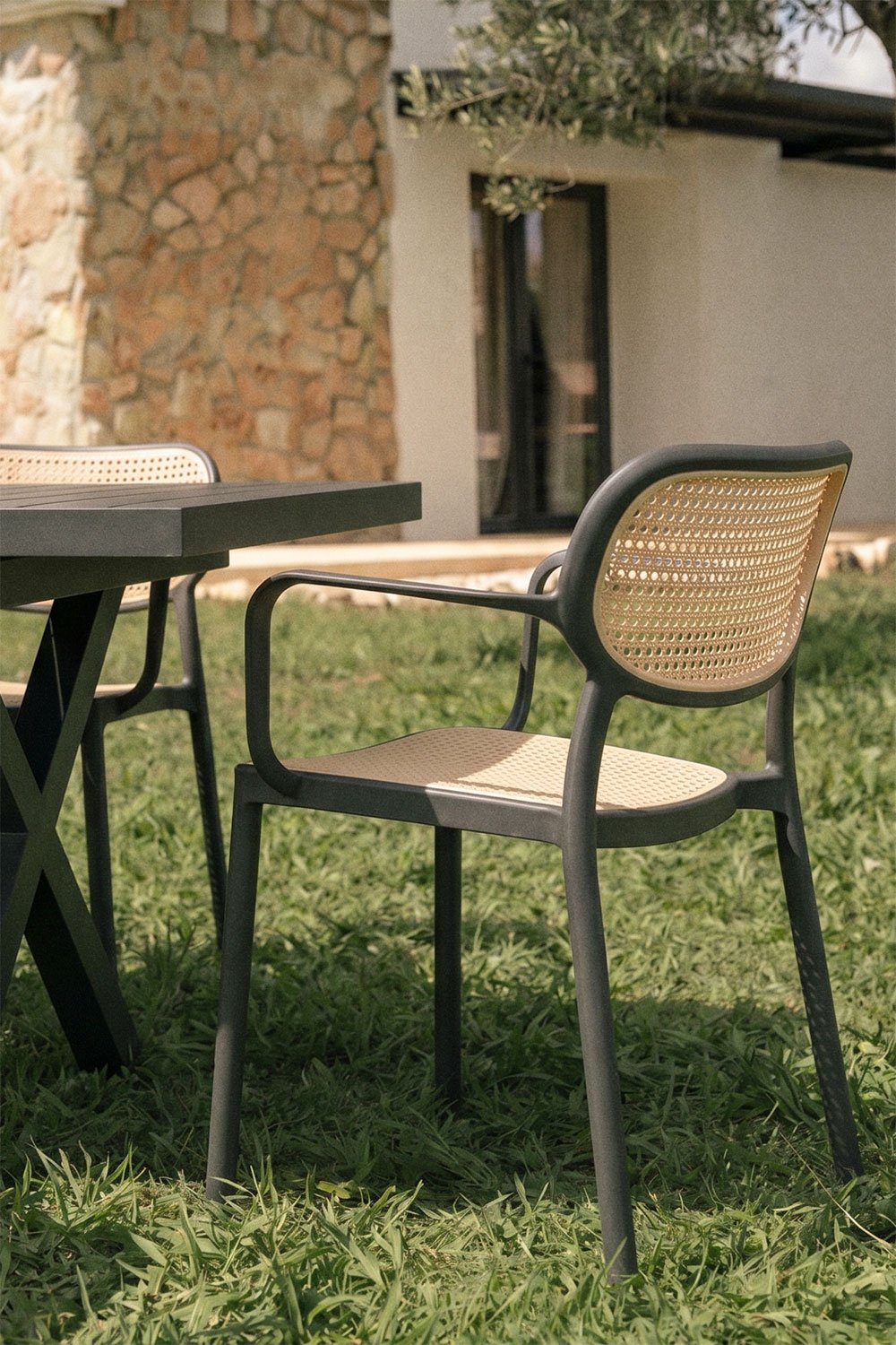 Zestaw stołu prostokątnego 240-300x100 cm rozkładanego Karena oraz 8 sztaplowanych krzeseł ogrodowych z podłokietnikami Omara, obrazek w galerii 2
