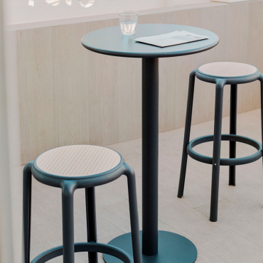 Conjunto De Mesa Alta Redonda De Metal Mizzi (ø60 Cm) E 2 Bancos Altos De Jardim Omara Cinza Grafito - Sklum