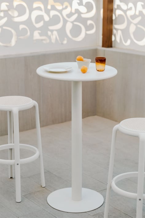 Conjunto de mesa alta redonda Ø60 cm em ferro Mizzi e 2 bancos altos de jardim em polipropileno Omara