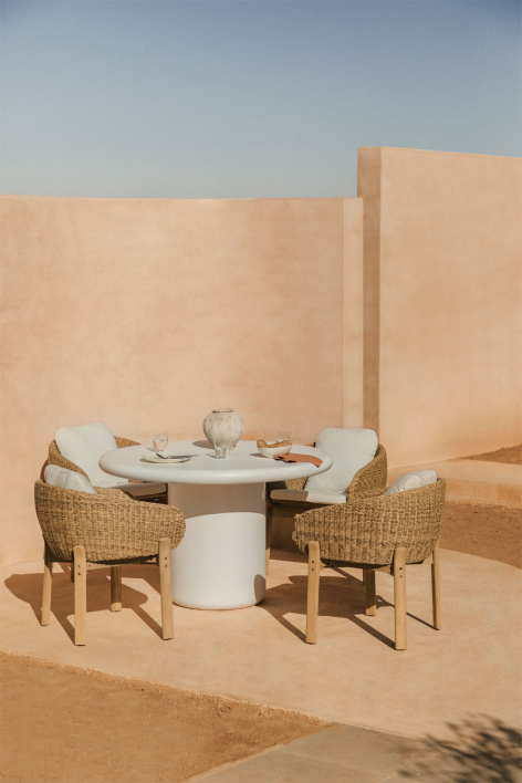 Conjunto de mesa redonda Ø120 cm em cimento Namara e 4 cadeiras de jardim com braços em madeira de acácia Leilan