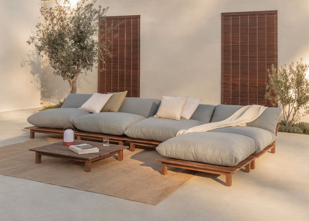 Conjunto de jardim com sofá modular reclinável de 4 peças, mesa de centro e puff em madeira de acácia Brina