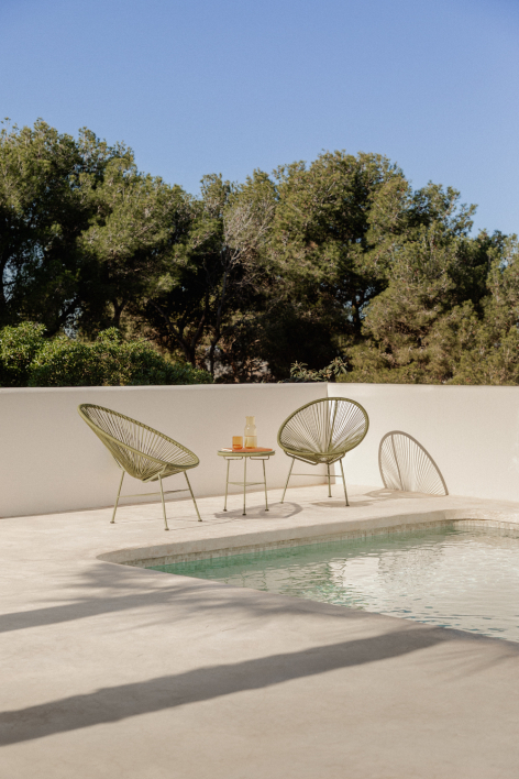 Conjunto de jardim com 2 poltronas e mesa lateral em aço e vime sintético New Acapulco - Verde Azeitona Intenso