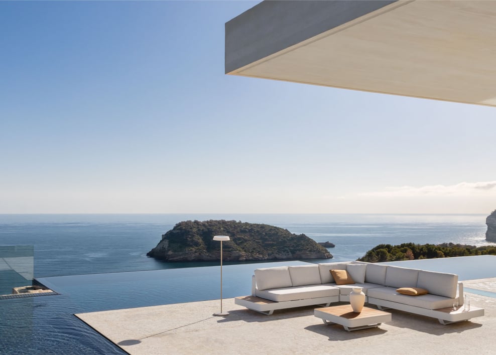 Conjunto de jardim com sofá de canto de 5 lugares e mesa de centro em alumínio e madeira de teca Yarilo